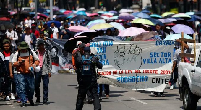 Maestros de la CNTE confrontan vallas y levantan plantón legislativo