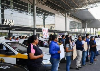 Manifestación en el AICM: taxistas piden frenar decisiones unilaterales