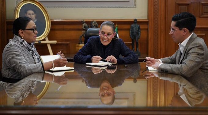Sheinbaum dialoga con el papa León XIV y lo invita a visitar México