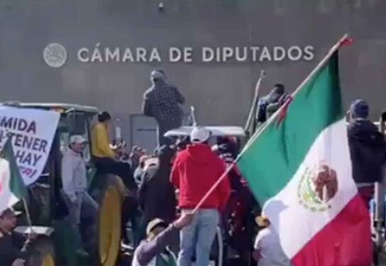 Agricultores bloquean fronteras y carreteras en protesta por la Ley de Aguas