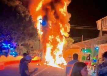 Jonacatepec: queman árbol de Navidad tras atropellamiento por patrulla