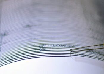 Terremoto de 7.6 sacude Japón y desata emergencia por posible tsunami