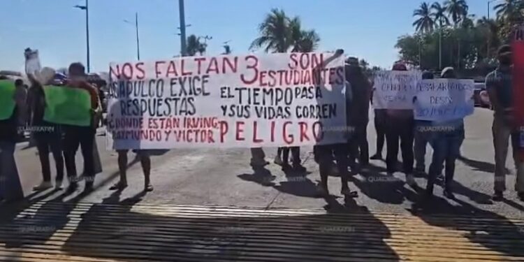 Protesta de normalistas en Acapulco reaviva exigencia por los 43 desaparecidos