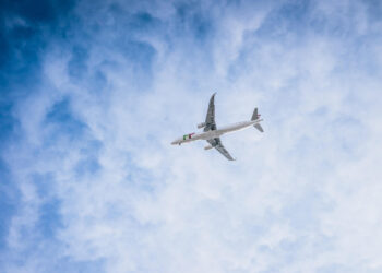 Desaparece avión en Indonesia con 10 personas a bordo; activan fase de peligro y operativo de búsqueda