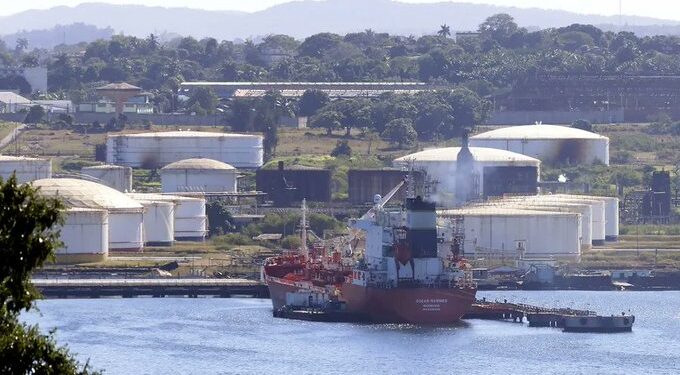 Buque con combustible mexicano llega a Cuba en medio de la crisis energética
