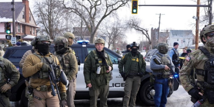 Mujer muere tras disparos de agentes migratorios de EE.UU. durante operativo en Minnesota