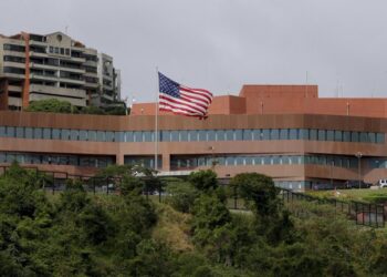 Estados Unidos envía diplomáticos a Caracas para evaluar reapertura de su embajada tras ataque militar