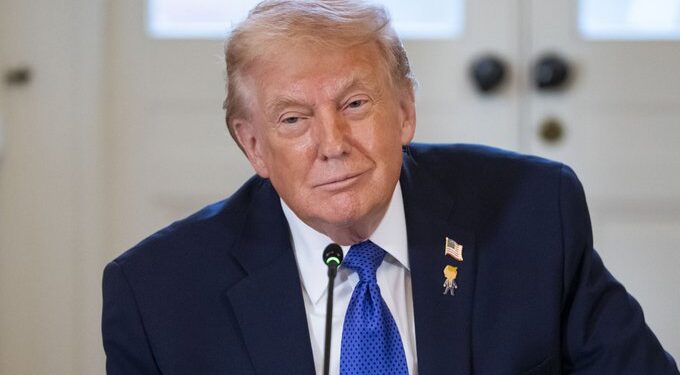 Trump amenaza con arancel del 25 % a países que mantengan comercio con Irán