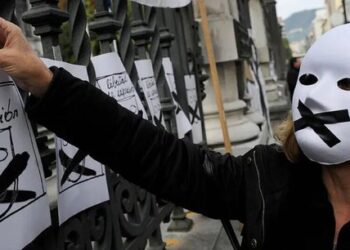 La autocensura avanza entre periodistas en medio del deterioro de la libertad de expresión