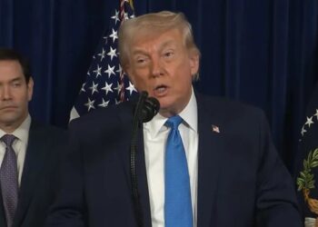 Trump dice que EE. UU. tomará el control de Venezuela hasta una transición “segura”