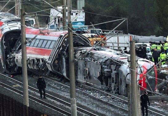 España decreta luto nacional por tragedia ferroviaria y promete investigación total