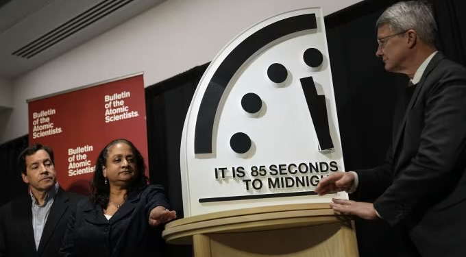 El Reloj del Apocalipsis avanza como nunca y coloca a la humanidad a 85 segundos del colapso