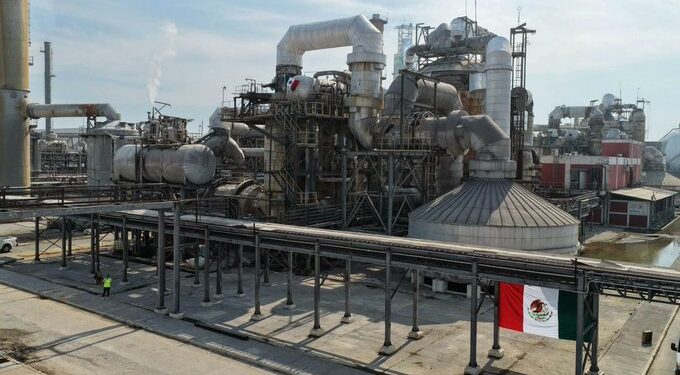 Hacienda reporta ajuste histórico en la deuda de Pemex y mejora financiera en 2025