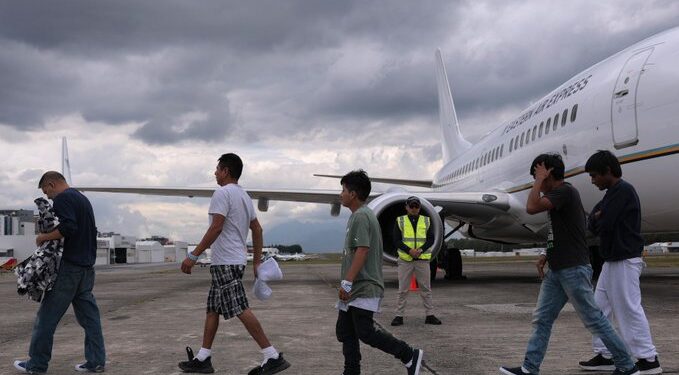 Juez federal bloquea política de Trump que aceleraba deportaciones a terceros países