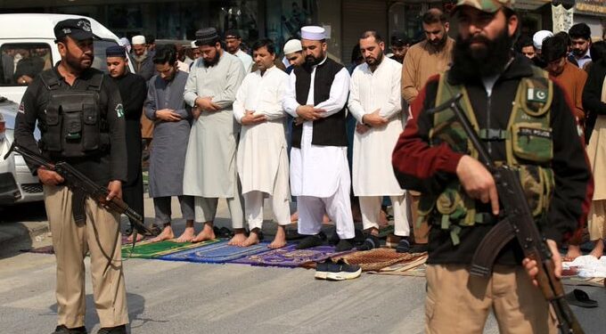 Pakistán y Afganistán entran en confrontación directa tras bombardeos en Kabul