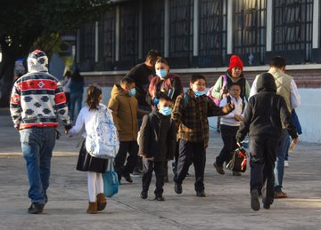 Ante alza de sarampión, Edomex impone filtros sanitarios y cubrebocas en planteles