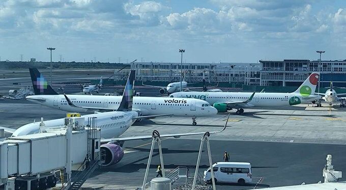 Caen acciones de aerolíneas y grupos aeroportuarios en la BMV tras cancelación de vuelos