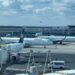 Caen acciones de aerolíneas y grupos aeroportuarios en la BMV tras cancelación de vuelos
