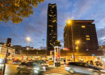 Evacúan edificios emblemáticos de París por amenazas de bomba simultáneas