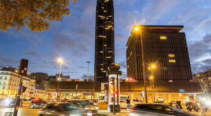 Evacúan edificios emblemáticos de París por amenazas de bomba simultáneas