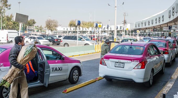 CDMX frena a taxis en apps: Semovi alerta por sanciones