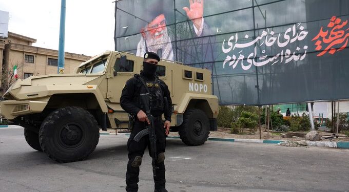 Escala la tensión: Trump habla de diálogo con Irán mientras lanza nuevas amenazas