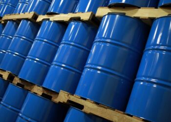 Petróleo y gas se disparan por guerra entre EU, Israel e Irán; mercados globales reaccionan con fuertes caídas