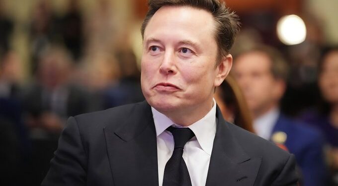 Elon Musk rompe récord de riqueza y se mantiene como el hombre más rico del planeta