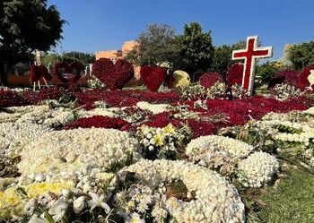 Tumba de “El Mencho” en Zapopan se llena de coronas y flores mientras presuntos halcones vigilan el panteón