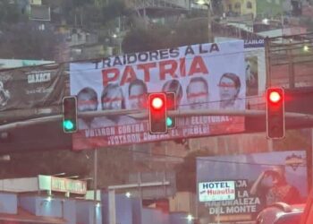 Lonas en Oaxaca exhiben a diputados por voto contra la reforma electoral
