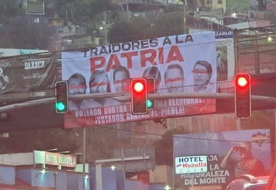 Lonas en Oaxaca exhiben a diputados por voto contra la reforma electoral