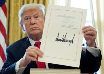 EU incluirá firma de Trump en billetes por aniversario histórico