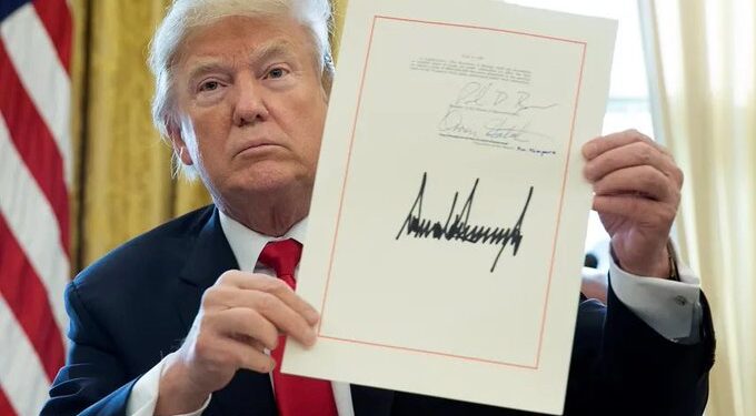 EU incluirá firma de Trump en billetes por aniversario histórico