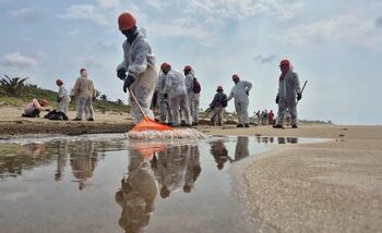 Autoridades estabilizan derrame en el Golfo; continúan labores de limpieza