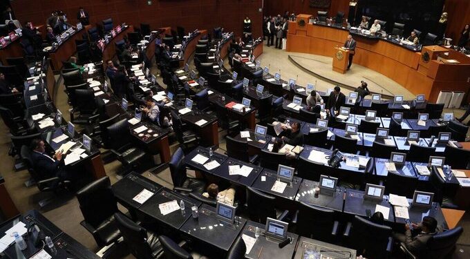 Senado aprueba eliminar pensiones millonarias en organismos públicos; fijan tope de 70 mil pesos