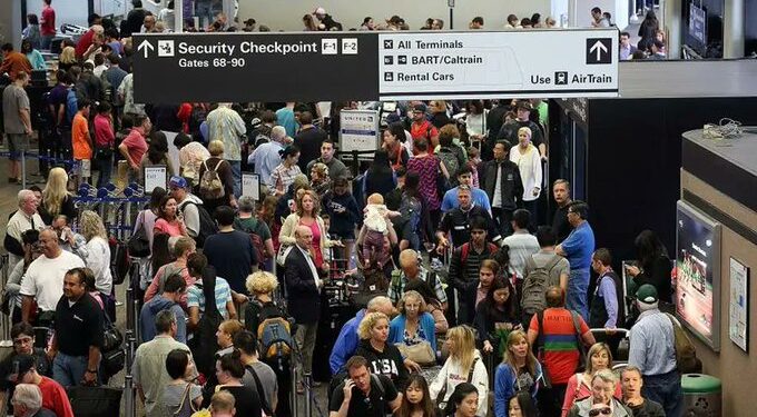 Trump amenaza con enviar agentes migratorios a aeropuertos por crisis presupuestal