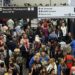 Trump amenaza con enviar agentes migratorios a aeropuertos por crisis presupuestal