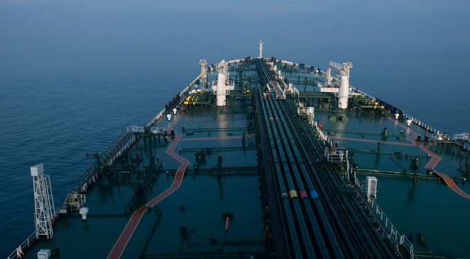 Estados Unidos permite a India comprar petróleo ruso ante tensión en el Estrecho de Ormuz