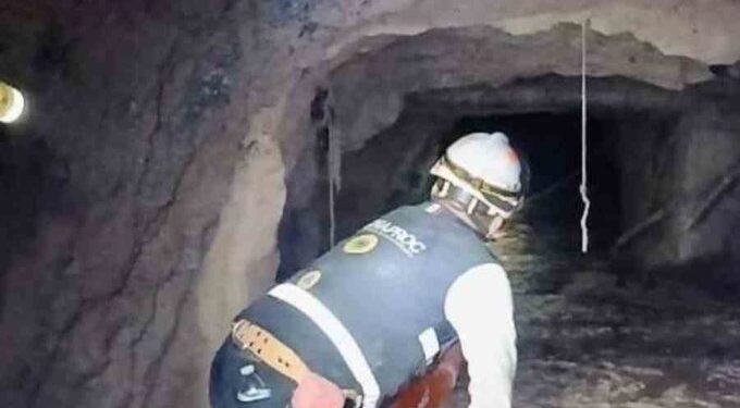 Rescatan a primer minero en Sinaloa; continúan labores para salvar a tres más