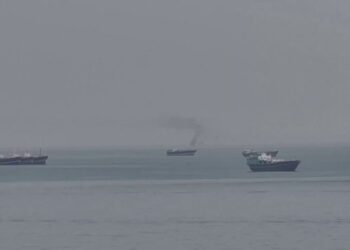 Ormuz en alerta máxima: ataques, bloqueo y tensión en el mercado energético