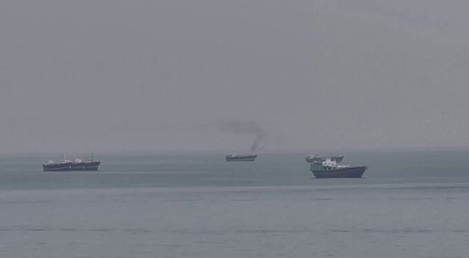 Ormuz en alerta máxima: ataques, bloqueo y tensión en el mercado energético