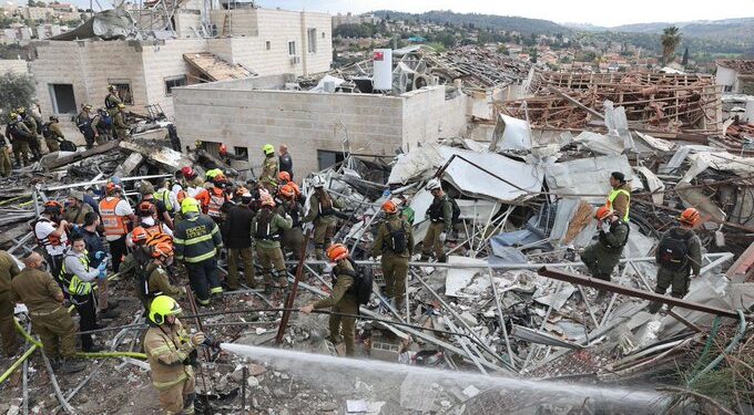 Misil iraní deja al menos nueve muertos cerca de Jerusalén y escala la tensión regional