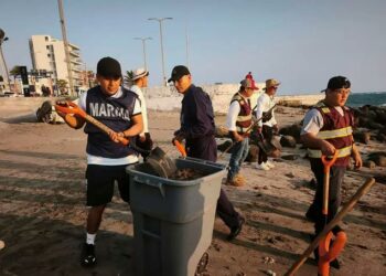 Gobierno despliega operativo ambiental por manchas de hidrocarburos en playas de Veracruz y Tabasco