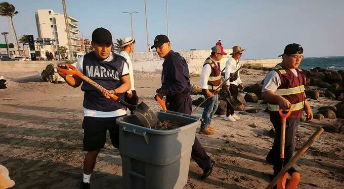 Gobierno despliega operativo ambiental por manchas de hidrocarburos en playas de Veracruz y Tabasco