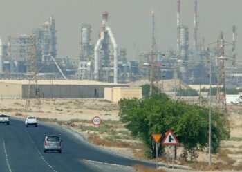 Pausa militar de Trump enfría tensión con Irán y hunde el petróleo