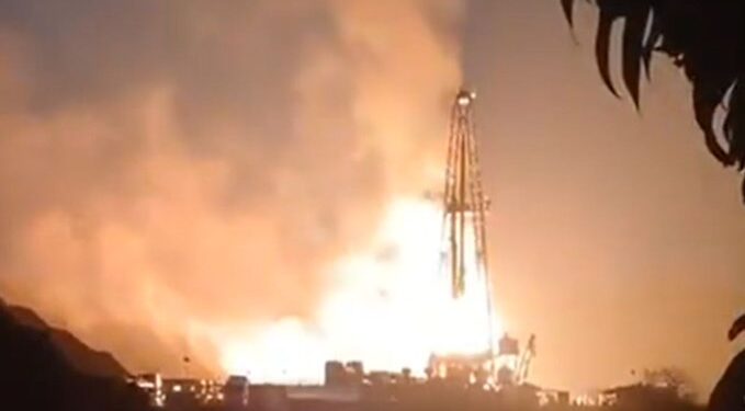 Incendio en pozo petrolero de Pemex en Veracruz obliga a evacuar comunidades cercanas