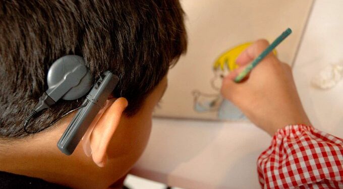 Corte obliga al IMSS a cubrir prótesis y audífonos a menores; Batres vota en contra por presupuesto