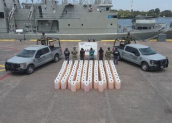 Marina decomisa 6 mil litros de combustible en Michoacán y detiene a tres personas