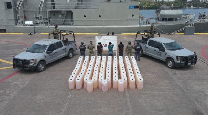 Marina decomisa 6 mil litros de combustible en Michoacán y detiene a tres personas