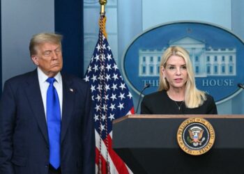 Trump cesa a fiscal general Pam Bondi y nombra relevo interino
